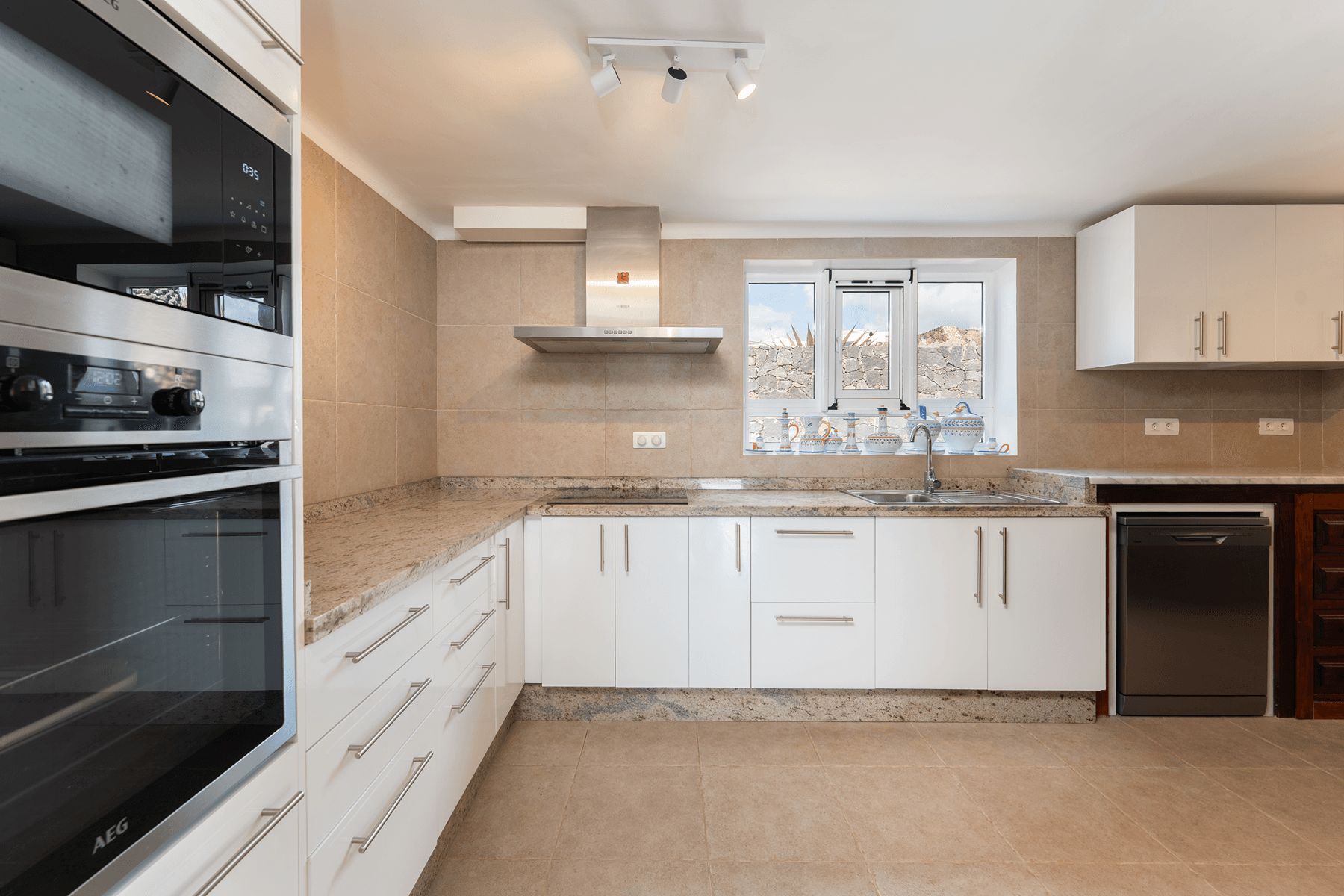 Cocina equipada con encimera de granito en villa de lujo Lanzarote