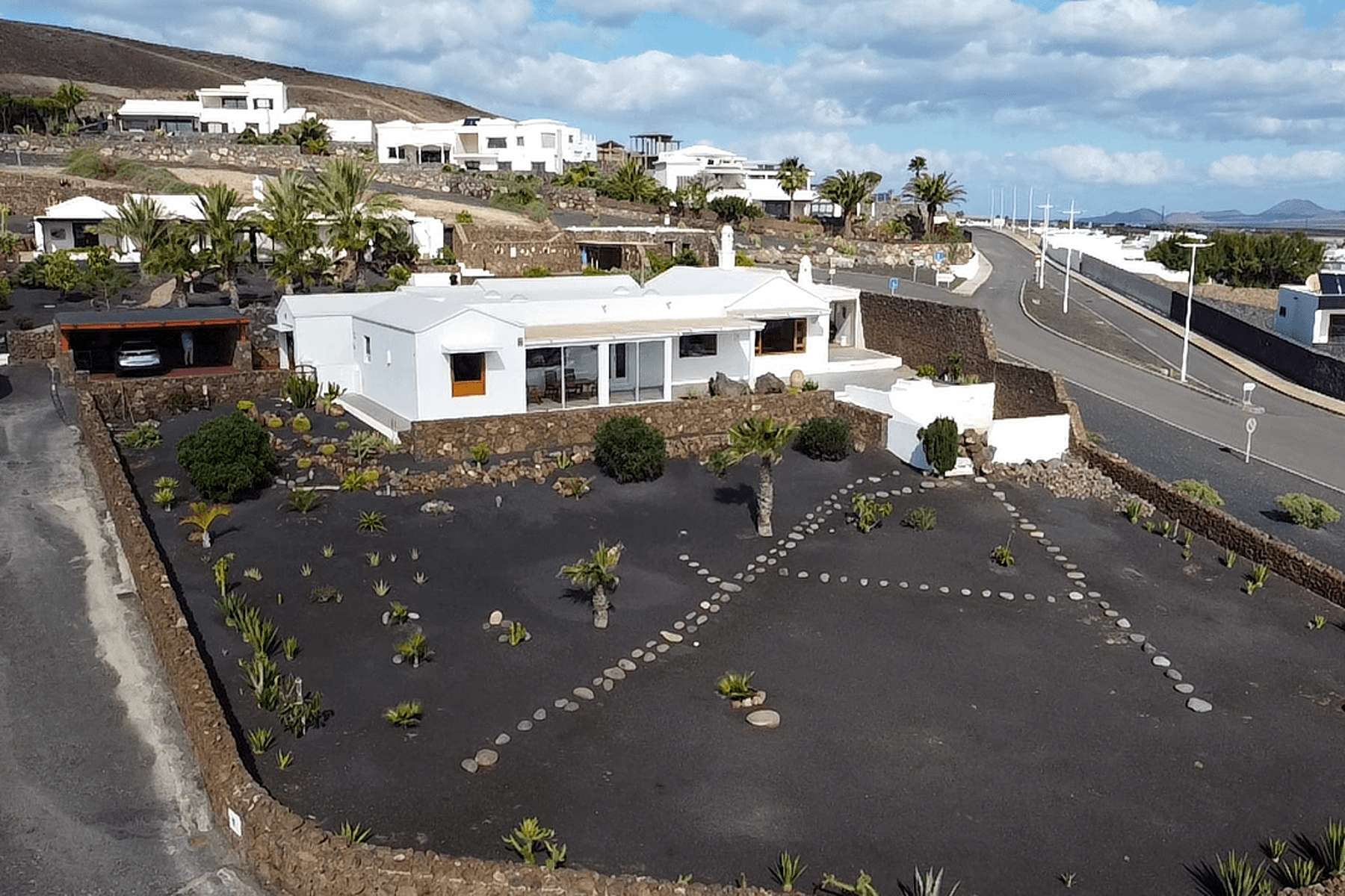 Vista aérea de villa de lujo en venta en Lanzarote con parcela de picón