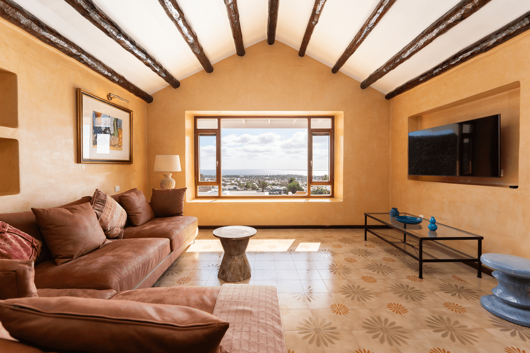 Sala de estar con vistas a Playa Blanca en villa de lujo Lanzarote