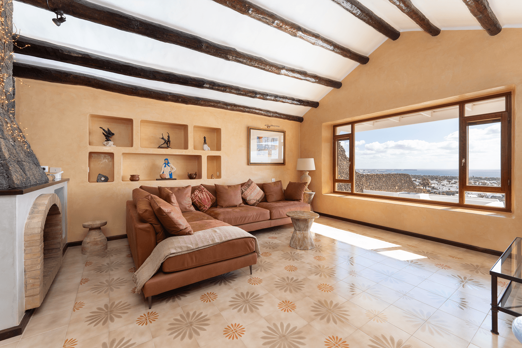 Salón con ventanal panorámico y vistas al mar en Playa Blanca