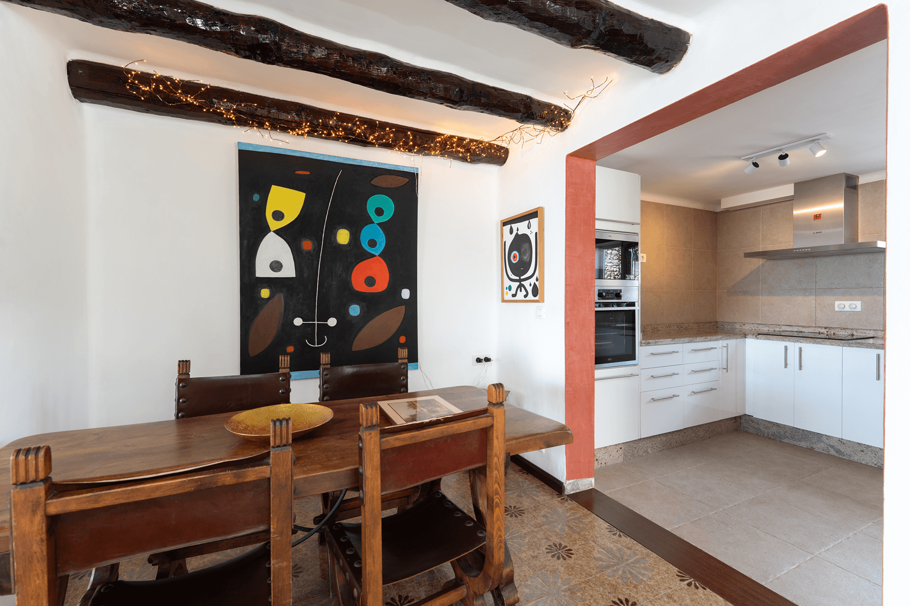 Comedor y cocina abierta en villa contemporánea en Lanzarote