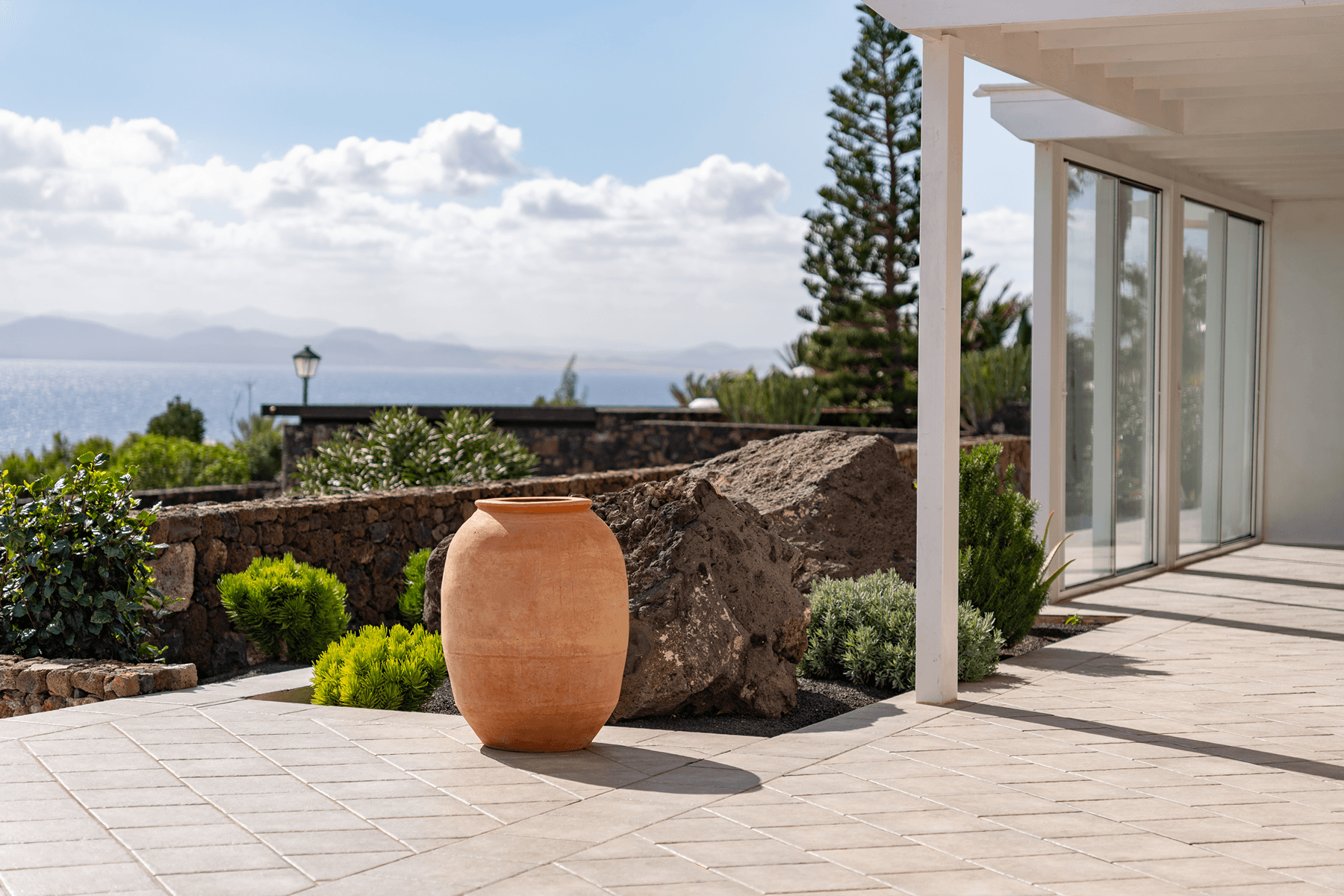 Villa de lujo en venta en Lanzarote con terraza y vistas al Atlántico