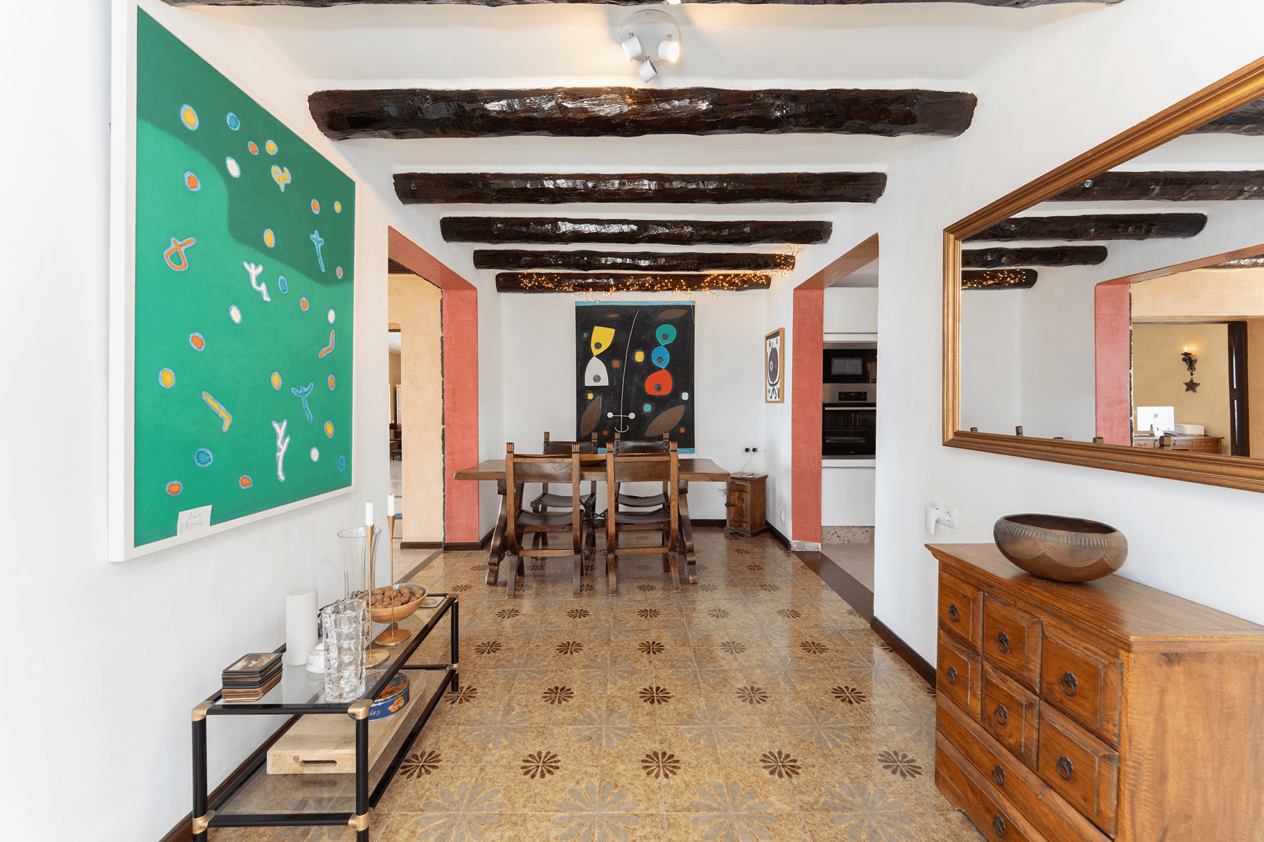 Comedor con vigas de madera y arte original en casa de lujo Lanzarote