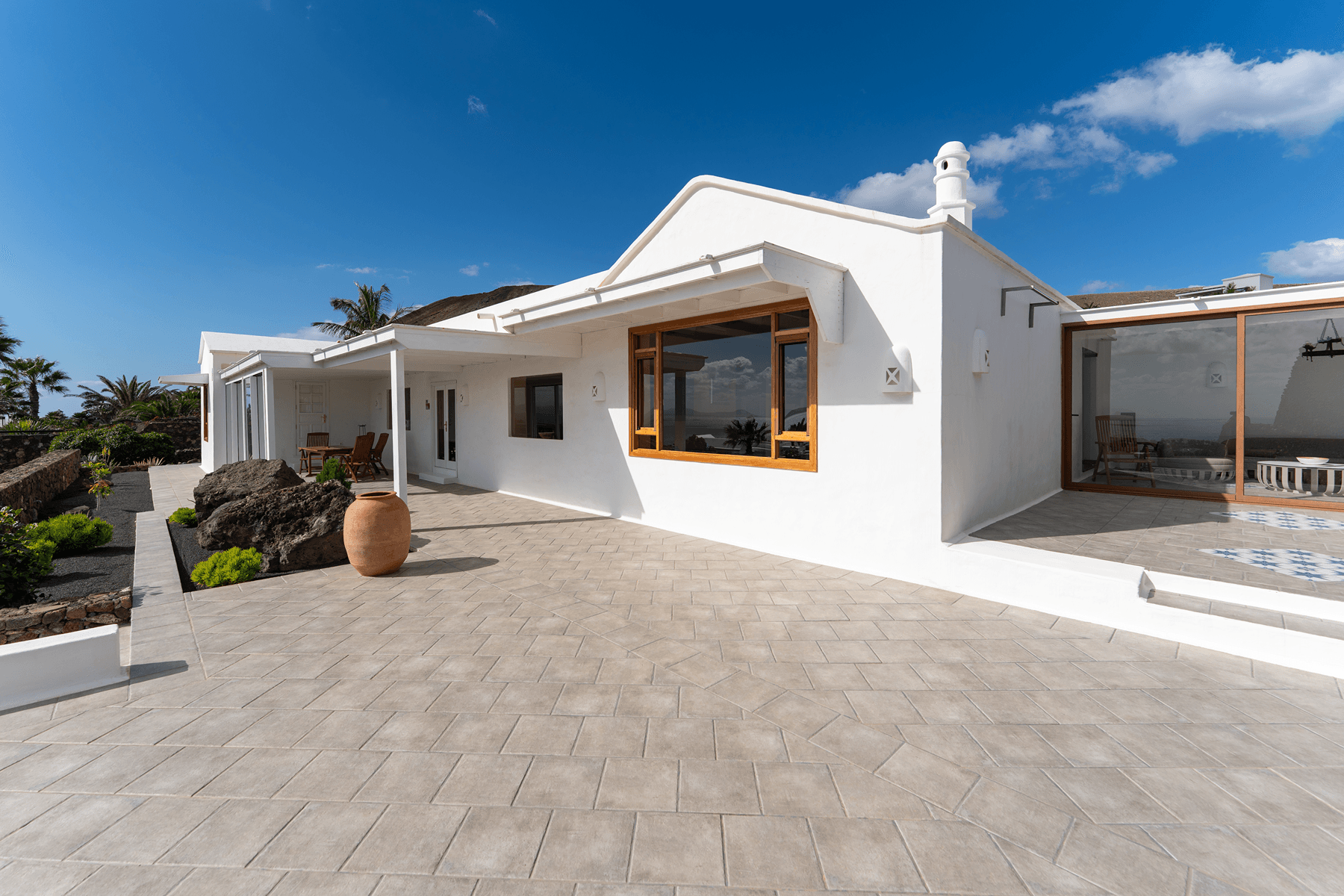 Fachada y terraza principal de la villa exclusiva en Playa Blanca