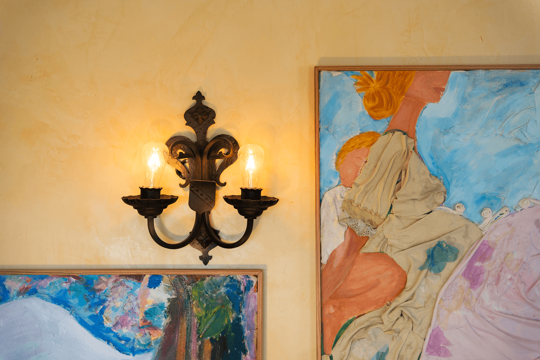 Detalle decorativo con arte y aplique de forja en inmueble de lujo