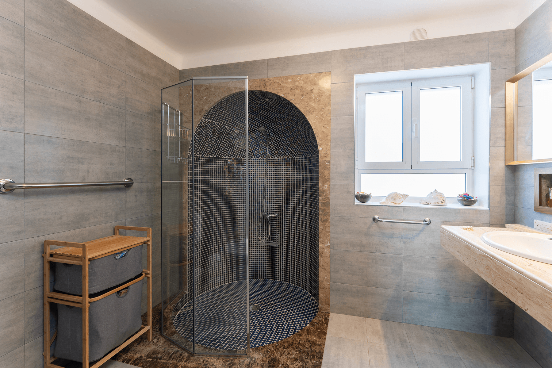 Baño con ducha de obra y mosaico en vivienda exclusiva Lanzarote