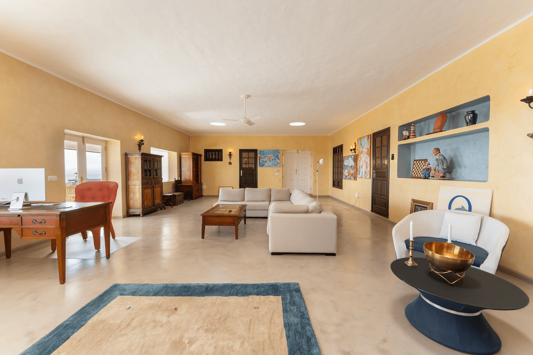 Salón con zona de estar y despacho en vivienda exclusiva Lanzarote