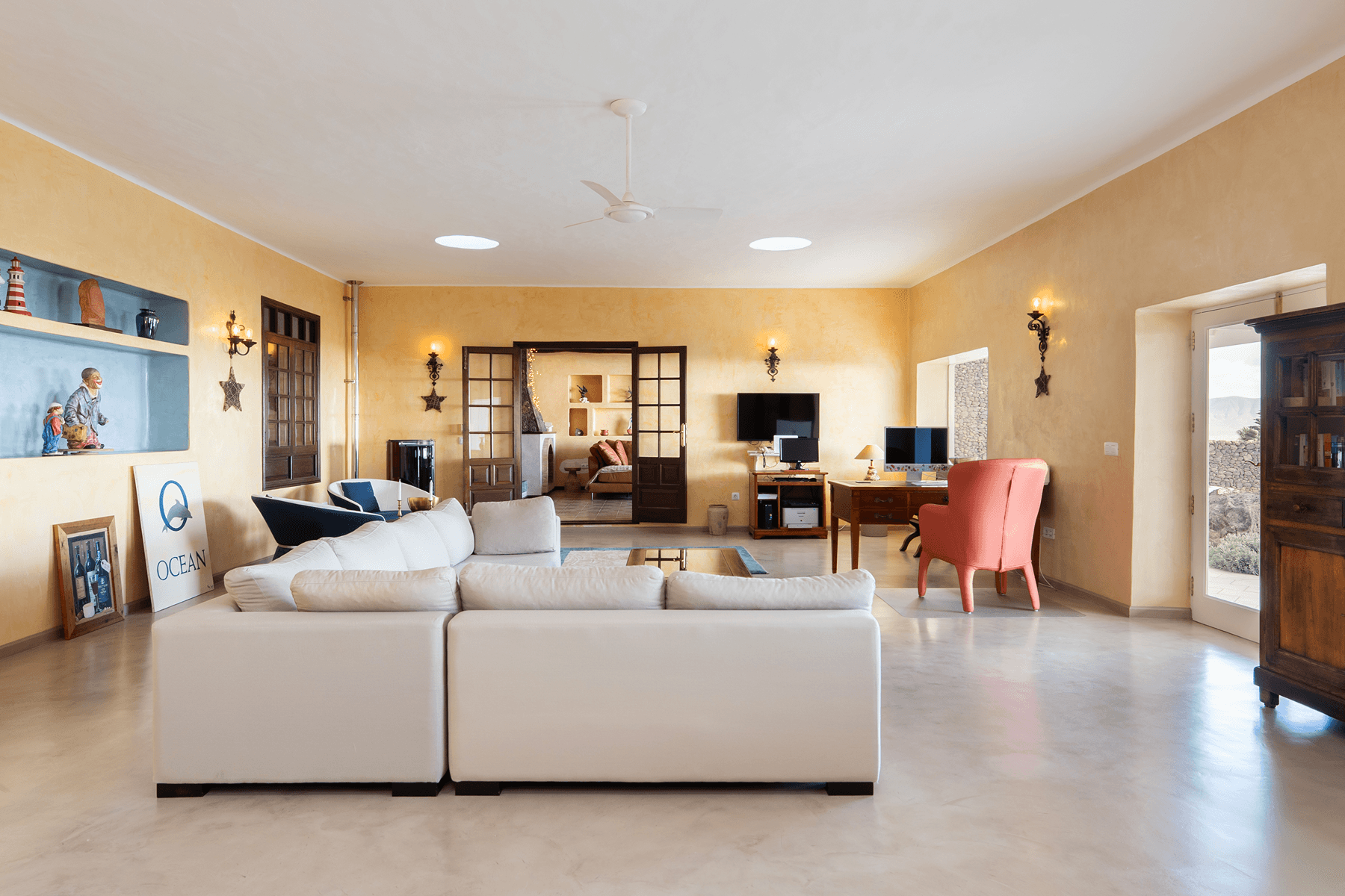 Salón principal luminoso con vistas al mar en villa de lujo Lanzarote