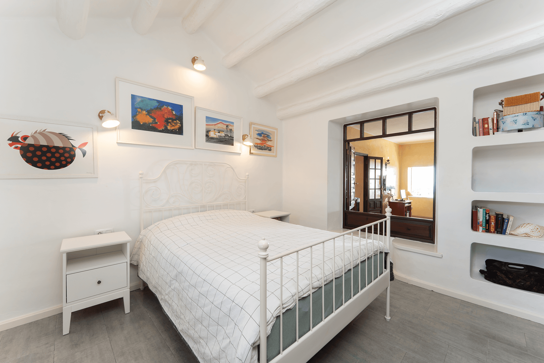 Dormitorio con techos abovedados y arte original en villa Lanzarote
