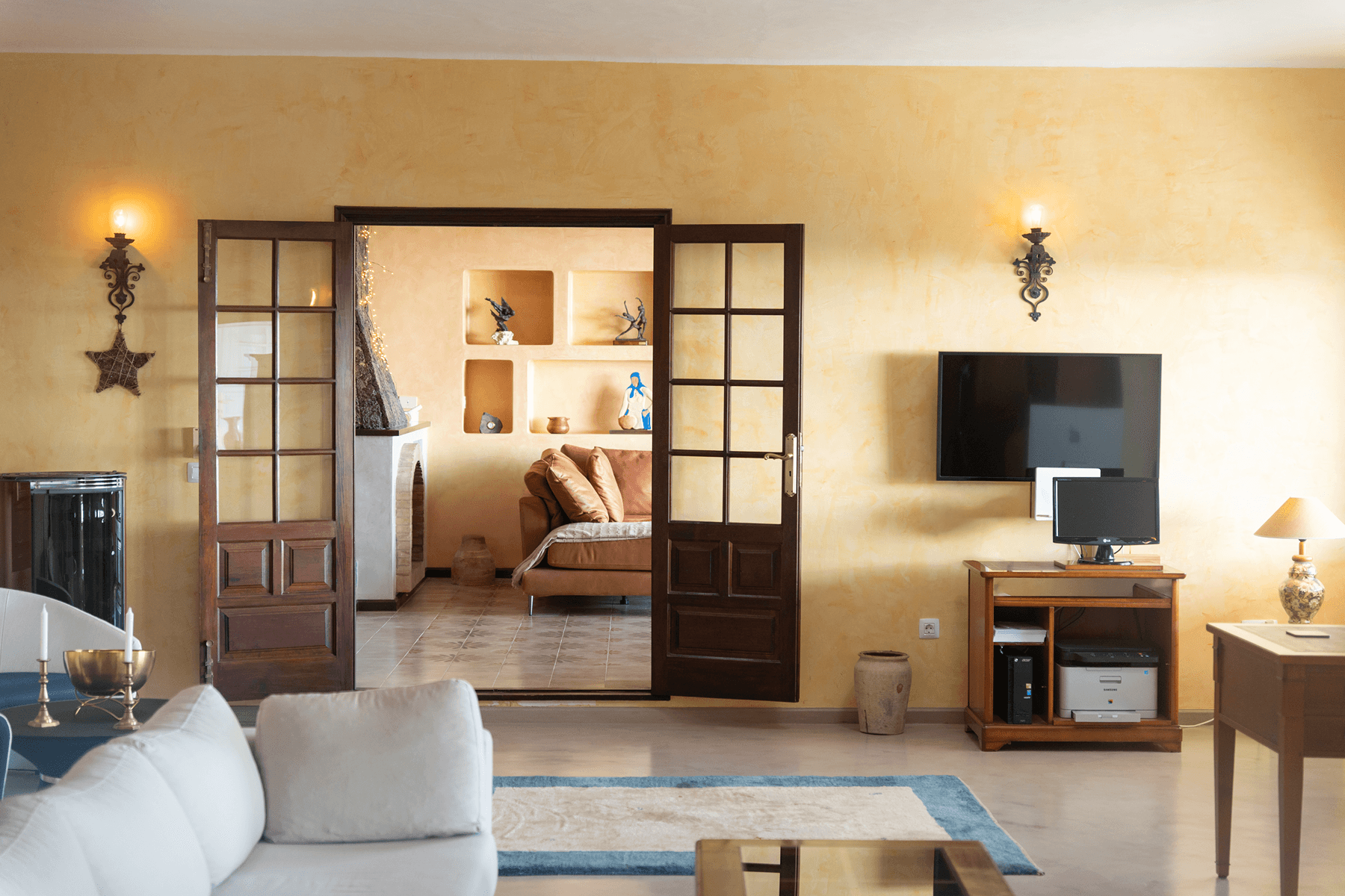 Detalle del salón con puertas de madera en villa contemporánea